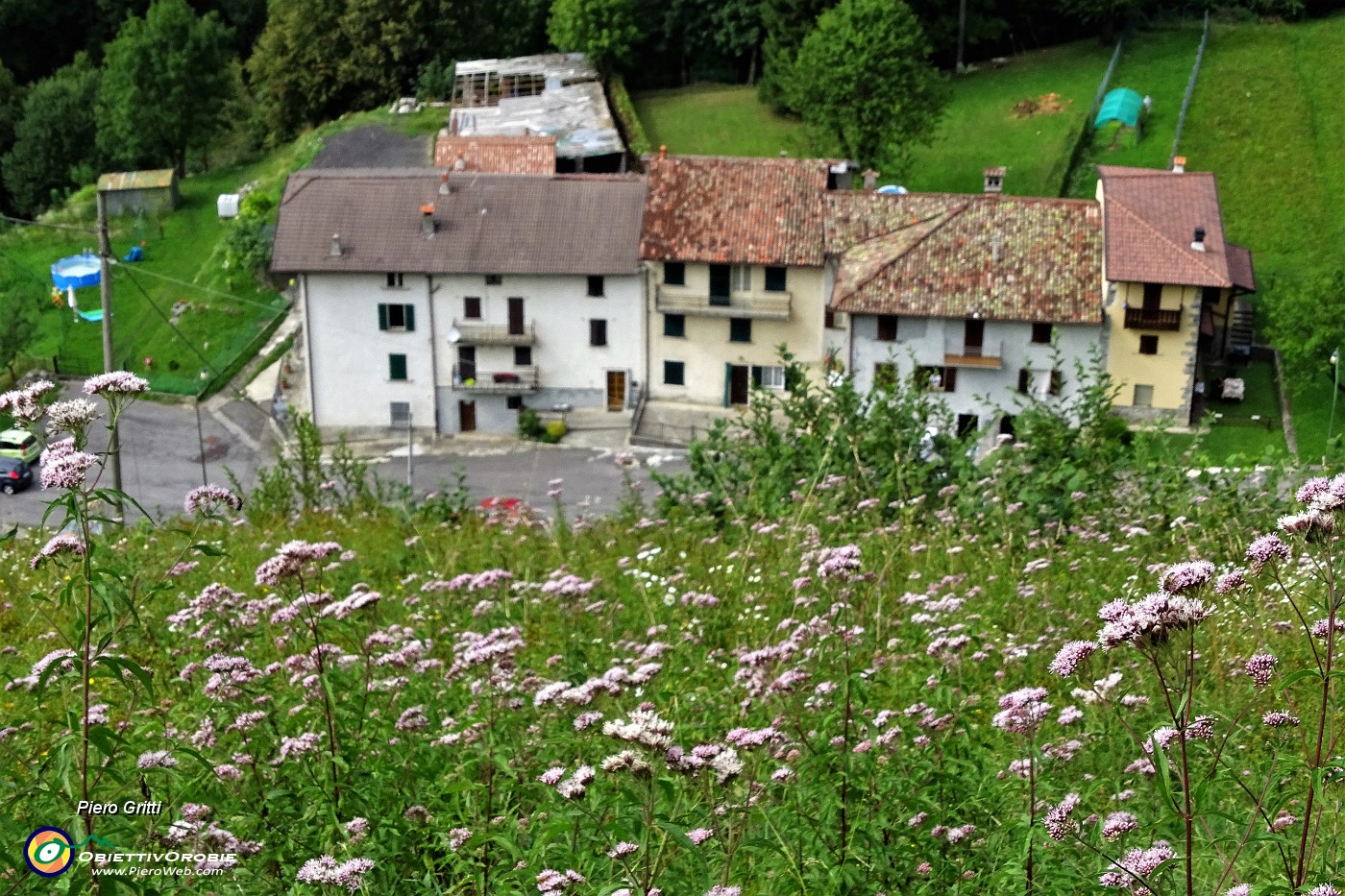 65 Scendiamo per scorciatoie alla Foppa di Rigosa.JPG